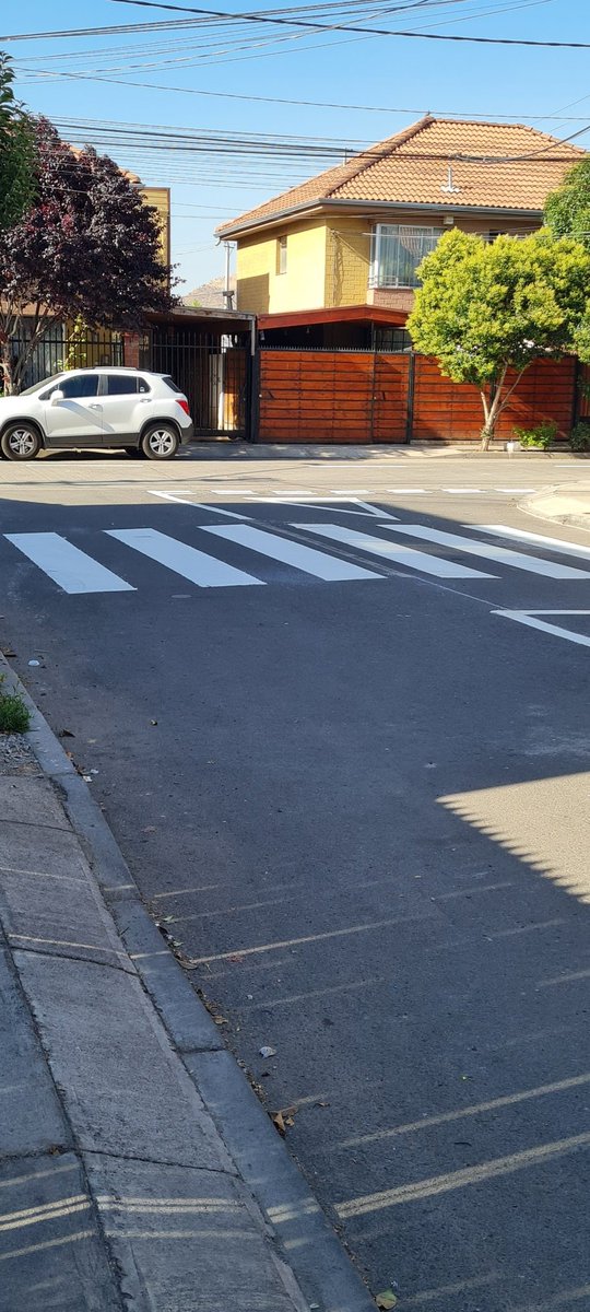 vivizac's tweet photo. Recién el lunes se pidio a la alcaldesa Paulina Bobadilla pintar la calle y ya está listo! @muniquilicura Excelente gestión #BarrioAltoMarcoleta https://t.co/AfEwF5nzFm