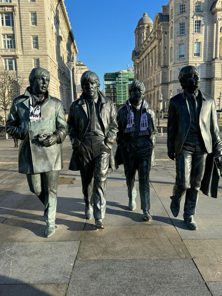 Seit1908_at's tweet photo. Auch die #Beatles zeigen Farbe!! Die beiden Überlebenden sind am Weg zum #Fanmarsch! Auch sie halten sich an den #Dresscode - #LASK Schal!
#LFCASK @LASK_Official https://t.co/Y5mLUtEdbZ