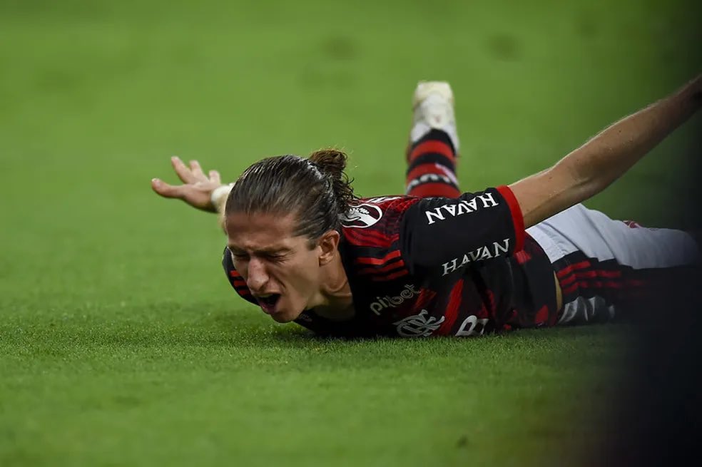 yannecrispim's tweet photo. O amor é um privilégio que poucos podem experimentar no futebol.

Ver grandes jogadores no nosso time de coração é sempre bom, mas ver Filipe Luis foi uma honra.

Todo jogo, toda taça, todo gol, toda jogada. Ver Filipe Luis foi enxergar pelos olhos de um atleta. Foi estar dentro de campo, porque ali, com a camisa 16, corria um dos nossos.

Um ídolo que idolatra os nossos ídolos, que chora como criança ao realizar os nossos sonhos. Um deus entre mortais, com sangue rubro-negro correndo nas veias.

Obrigada, Filipe, por nos permitir te amar. Por amar o Flamengo como nós. A eterna glória de ser rubro-negro também te pertence. Obrigada.