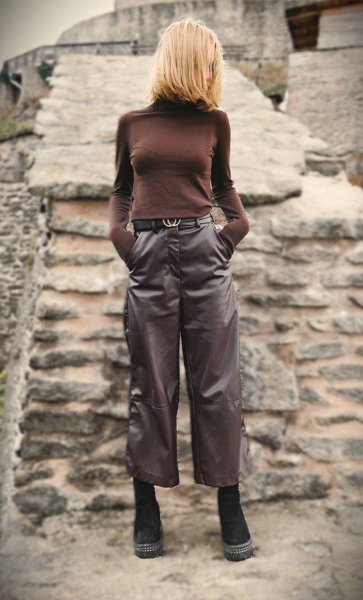 GirlsClothesF's tweet photo. BROWN LEATHER PANTS AND BROWN BLOUSE
Video here: https://t.co/3GndLixXiP
#leatherpants #women #blondewoman #brownpants #fashion #beauty https://t.co/4isGgAVmdz