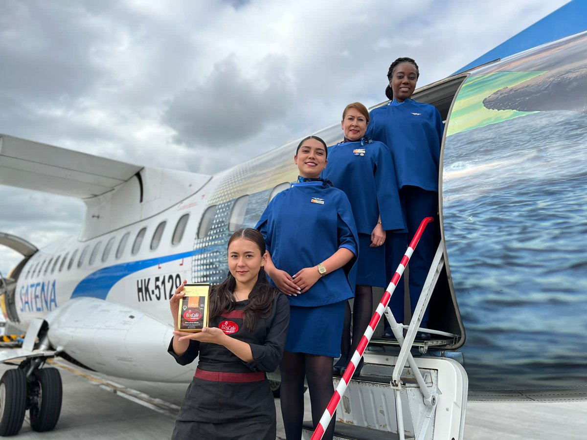 CCHuila's tweet photo. ☕✈️ Continua la estrategia de promoción impulsada por la Cámara de Comercio del Huila, donde pasajeros disfrutan de la esencia única del café especial del Huila en cada vuelo con @AerolineaSatena. Esta semana con la barista de Boscafe Sanjuan🌄 https://t.co/FeRLhakuuM