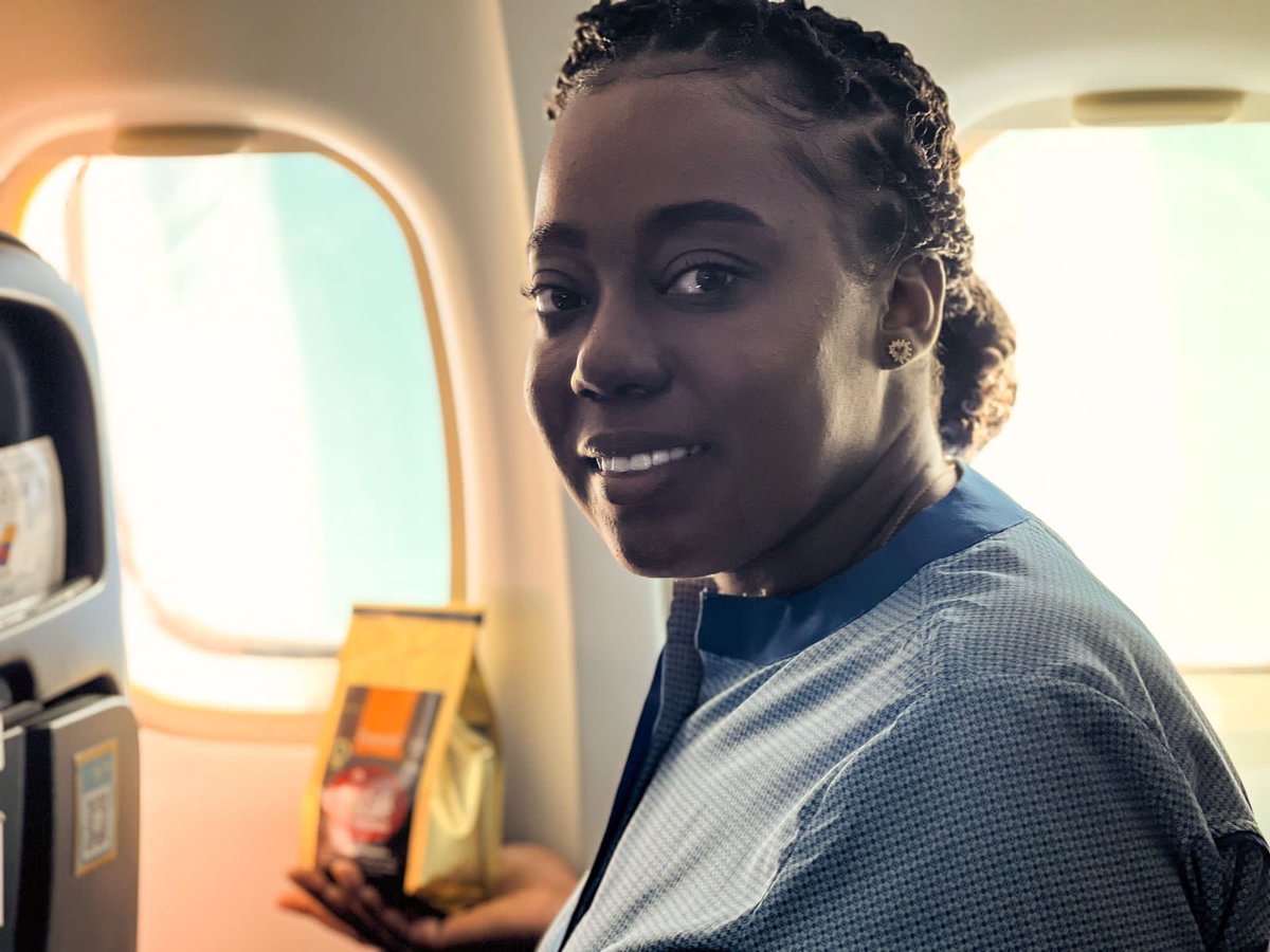 CCHuila's tweet photo. ☕✈️ Continua la estrategia de promoción impulsada por la Cámara de Comercio del Huila, donde pasajeros disfrutan de la esencia única del café especial del Huila en cada vuelo con @AerolineaSatena. Esta semana con la barista de Boscafe Sanjuan🌄 https://t.co/FeRLhakuuM