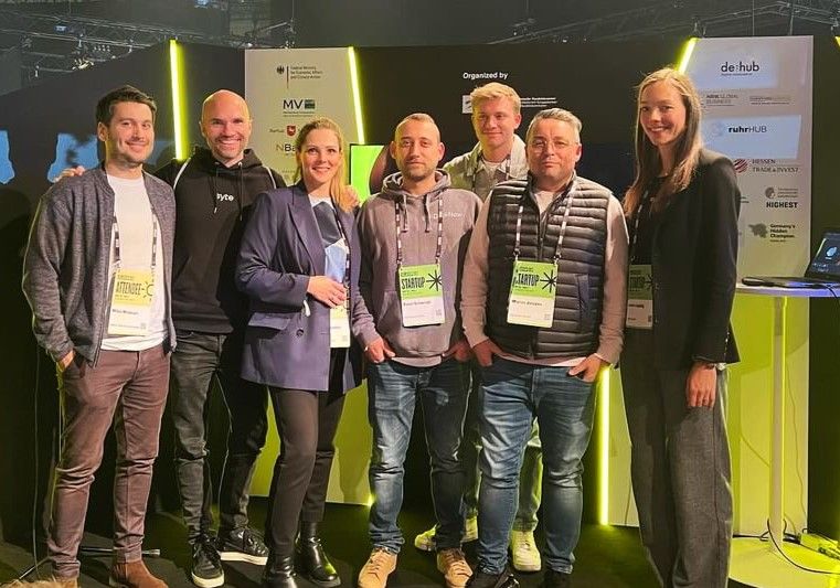 ✈️Auf nach Helsinki! Wir sind auf der #slush2023 mit einer Gruppe ausgewählter #Startups aus unserem #Accelerator Programm. Die SLUSH hat sich als eine der bedeutendsten Veranstaltungen  für Startups und Technologie auf der Welt etabliert – Dank an @NRWGlobal und @AHKfinnland! 🇫🇮