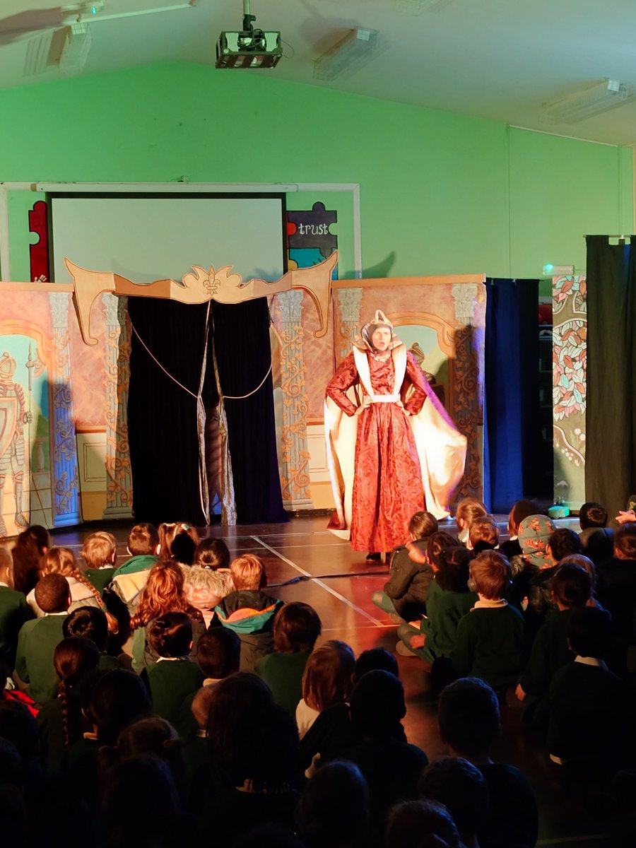 StPetersCroydon's tweet photo. At St Peter's today, the children were treated to a performance of Snow White by @MandMTheatrical, which included sing-a-longs and dance-offs between the teachers! The children loved it! @Foliotrust #literature #theatreineducation https://t.co/AHKh6oJmS4