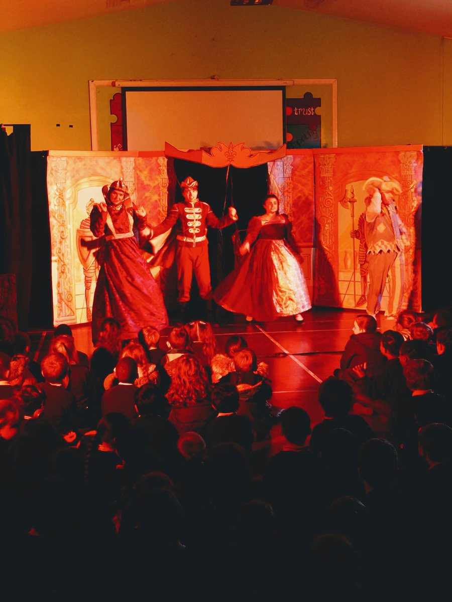 At St Peter's today, the children were treated to a performance of Snow White by <a href="/MandMTheatrical/">M&M Theatrical Prod</a>, which included sing-a-longs and dance-offs between the teachers! The children loved it! <a href="/Foliotrust/">FolioEducationTrust</a> #literature #theatreineducation