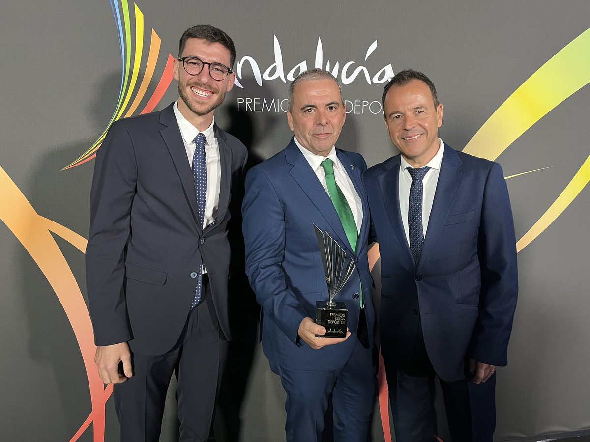 MalagaFS's tweet photo. 📸 Imágenes de la representación del CD UMA Antequera en los Premios Andalucía de los Deportes. 
#GoUMA 💚 https://t.co/nWJewYbIuA