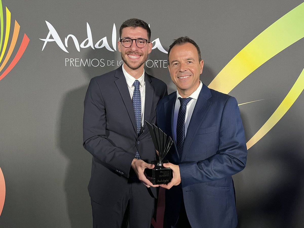 MalagaFS's tweet photo. 📸 Imágenes de la representación del CD UMA Antequera en los Premios Andalucía de los Deportes. 
#GoUMA 💚 https://t.co/nWJewYbIuA