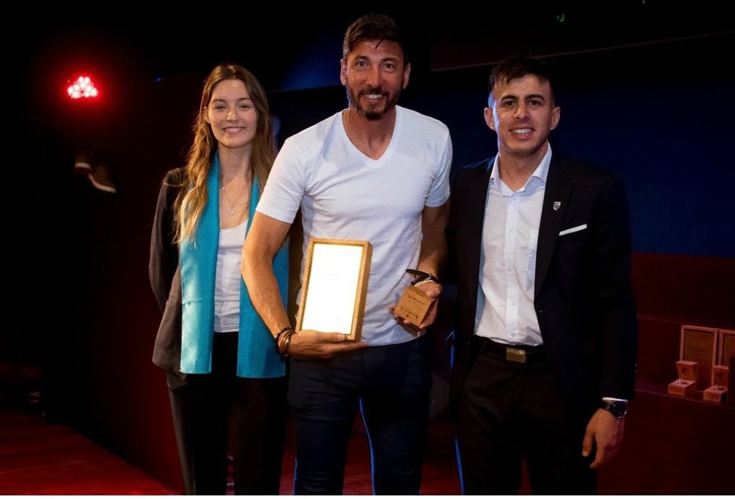 Muchas gracias a la <a href="/Mutual_Uru/">MUFP</a> hermoso reconocimiento. 20 años inolvidables como futbolista profesional. Gracias a toda mi familia por acompañarme en cada uno de esos momentos, mucha gracias a todos los compañeros y entrenadores que me ayudaron a crecer.