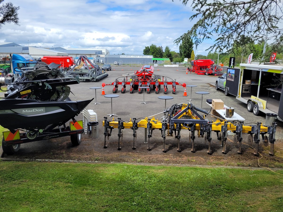 If you are in Feilding today, call in for a cuppa and kick some tyres (and tracks)! @CarrfieldsNZ @HorschMaschinen @NovagTForce @MacDon @grange_mac