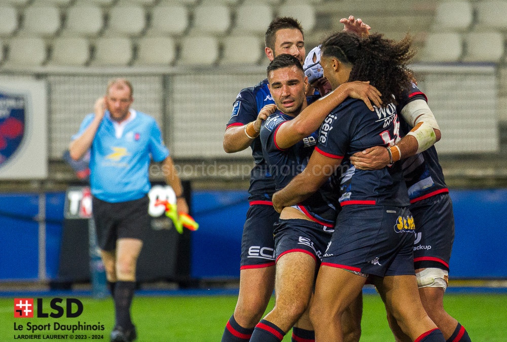 #rugby #prod2 Le #FCGrugby fait chuter le leader Vannes !
Dans cette première mi-temps, Le FCG domine ce début de rencontre avec un score de 9-0. Aux retours des vestiaires, le RC Vannes pousse mais les grenoblois résistent en se donnant corps et âme en défense. Score final 15-12