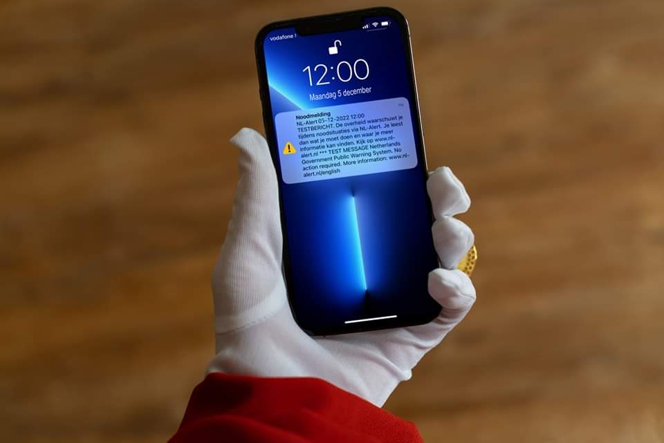 Op maandag 4 december ontvang jij een #NLAlert testbericht op je mobiel. Als je een NL-Alert ontvangt, hoor je een hard en doordringend alarmgeluid. Let op: het NL-Alert testbericht kan luid binnenkomen als je een koptelefoon of oordopjes gebruikt. nl-alert.nl