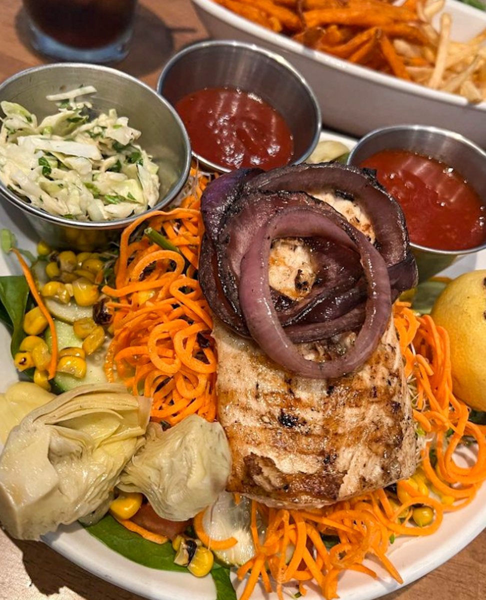 Nothing's better than a salad that has exactly everything you want on it 😏⁠
⁠
📸 @erin_funfoodie