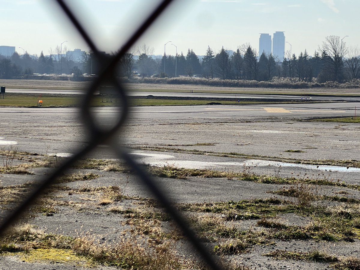 thisisyoyoyan's tweet photo. Toronto #Buttonville Airport located in Markham officially closed as of Nov. 30 https://t.co/CaSqy8rBL4