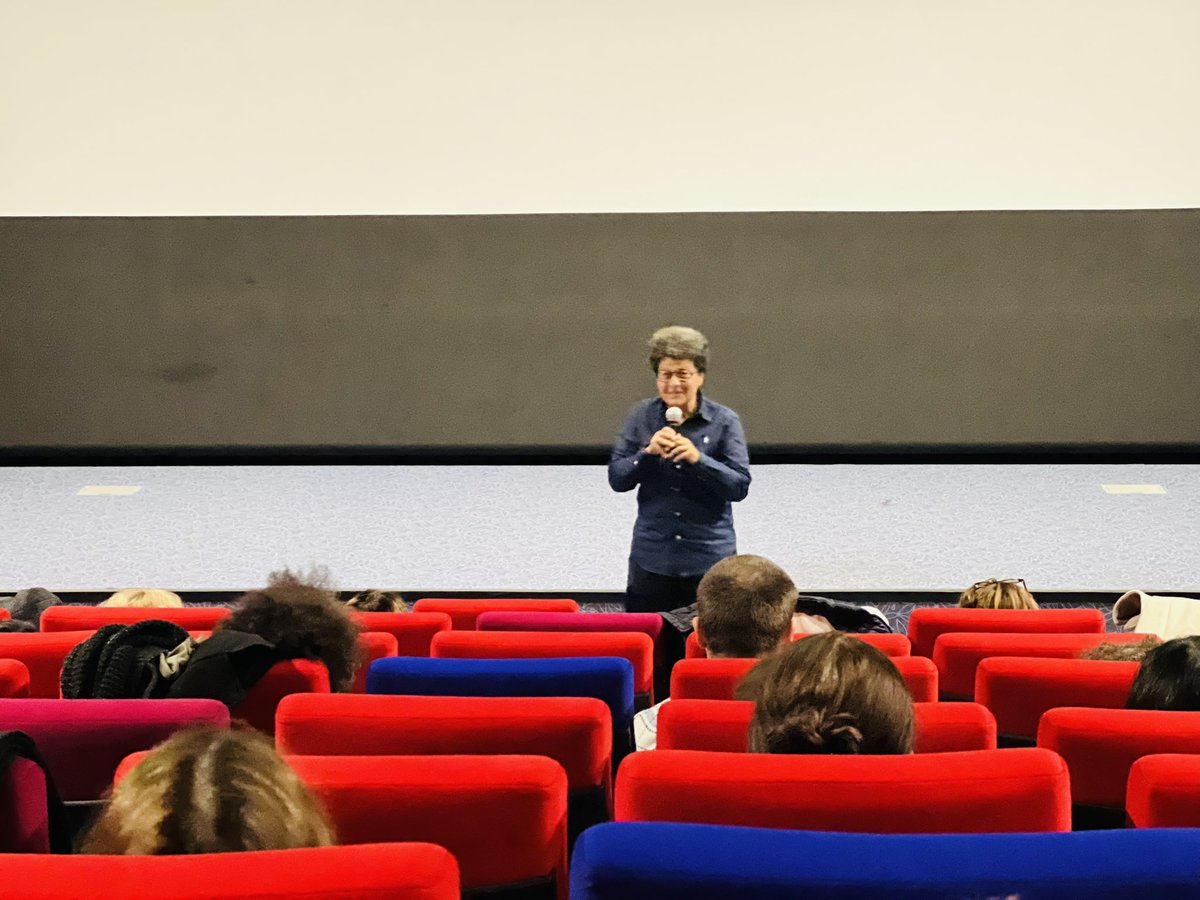 Julie_Laffont's tweet photo. Ce soir j’assistais à la représentation du film de @AbarNicole sur la thématique de l’EFG à l’école à travers le sport ⚽️ et l’espace de la cour d’école.« Le sujet que l’on porte s’inscrit dans un mouvement éducatif qui commence dès la maternelle ». 👏 @EgalSport @AnnePhilipson https://t.co/2h1pAqUUwU