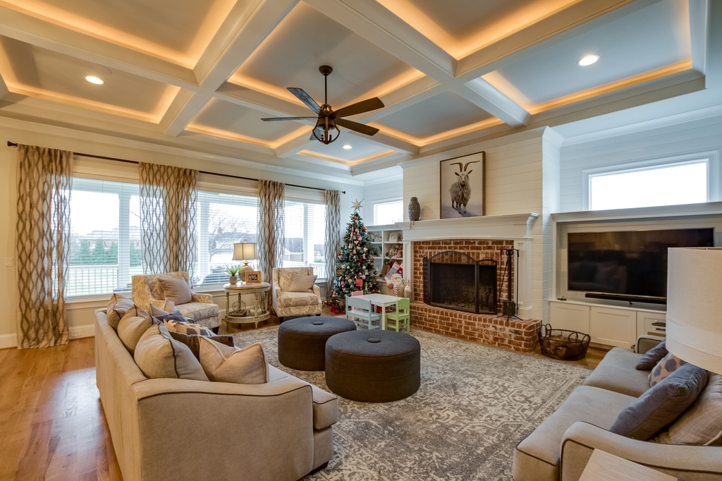 Deck the halls and light up the tree! 🎄We’re already in the holiday spirit! When do you usually put up your Christmas tree? 

📸 @360nash

#woodridgehomes #nashvillebuilder #homebuilder #customhomes #nashvilletn #newconstruction