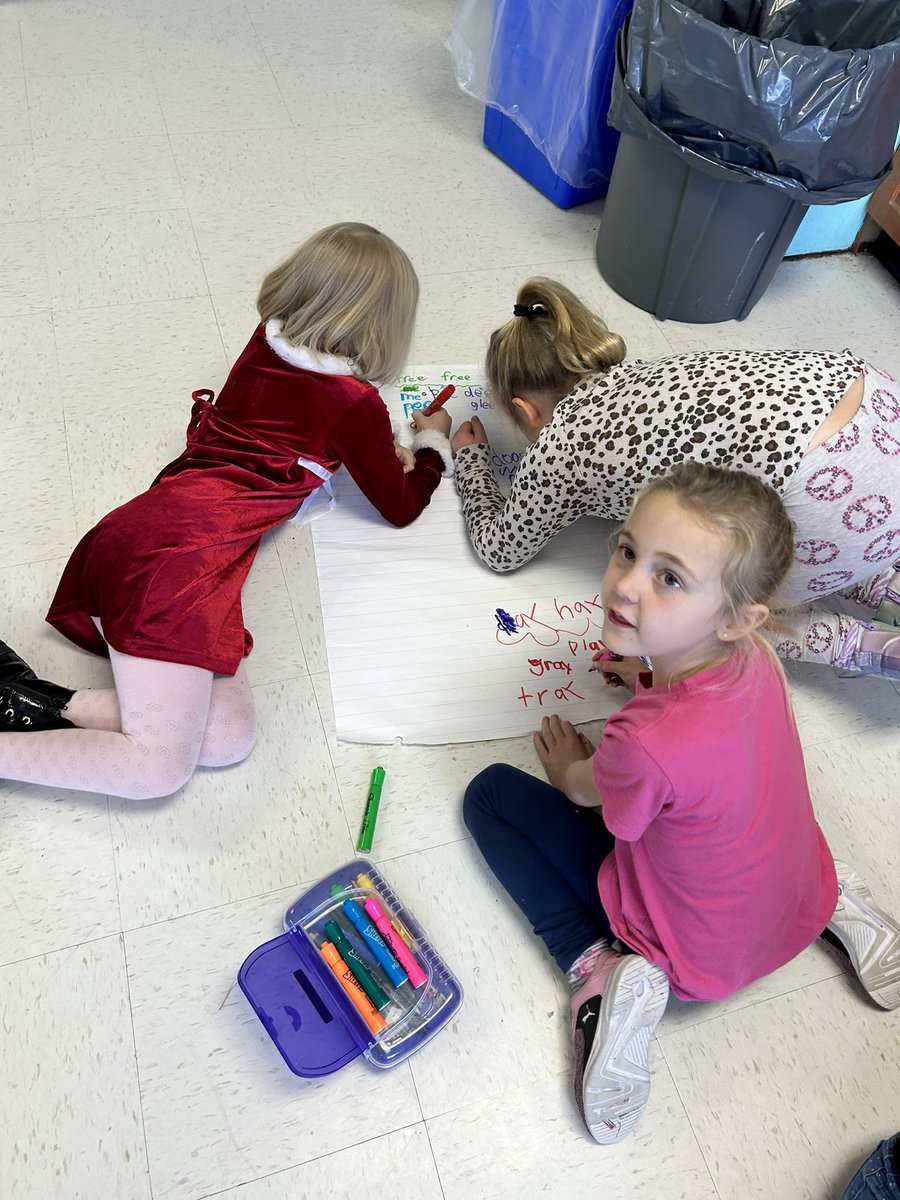 mccutcheok_LDSB's tweet photo. Great team work as students listed rhyming words to match the words in our poem.  @SelbyPublic https://t.co/1Oyr1IlrrO