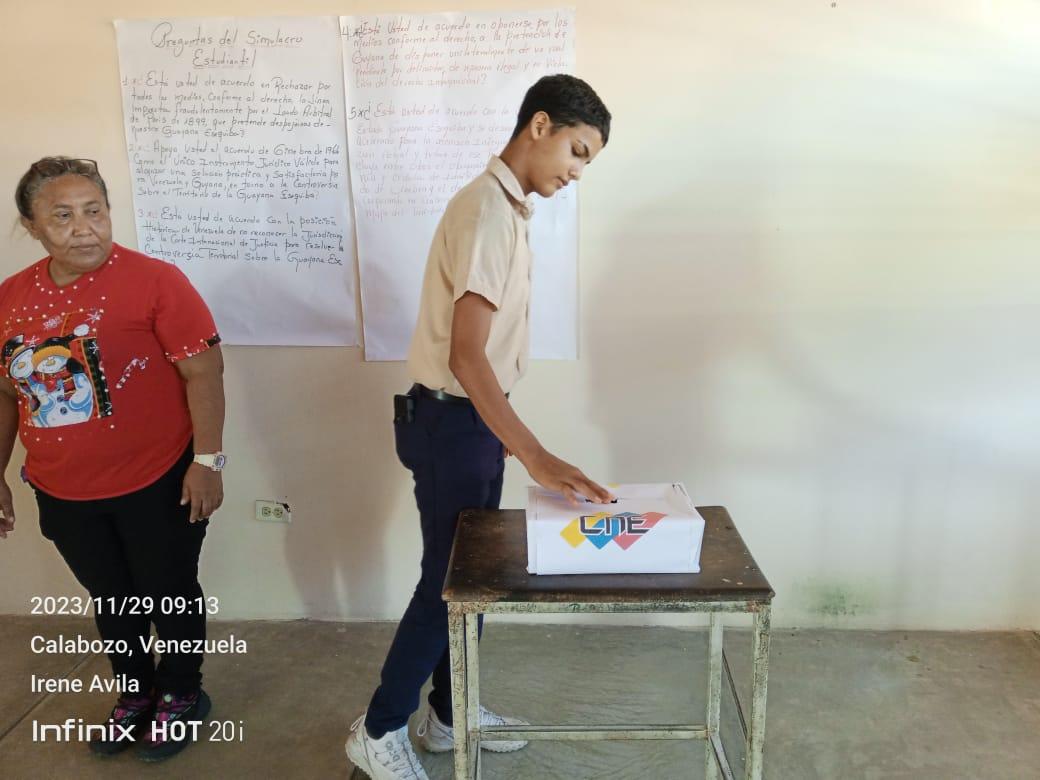 Simulacro de nuestros estudiantes-atletas de media general, estimulando la participación en el Referéndum porque el ESEQUIBO es VENEZUELA
<a href="/_LaAvanzadora/">Yelitze Santaella</a> <a href="/_NancyOrtuno_/">Nancy Ortuño Rojas</a> <a href="/CDCEGuarico/">CDCE del Estado Guárico</a> <a href="/Gob_Guarico/">Gobierno de Guárico</a> <a href="/RJZI21/">RUBEN ZAMBRANO</a> @MPPEDUCACION <a href="/NicolasMaduro/">Nicolás Maduro</a> <a href="/EliasEducacion1/">Elías Zurita</a> <a href="/Municipio2/">CDCE Calabozo - El Calvario</a>