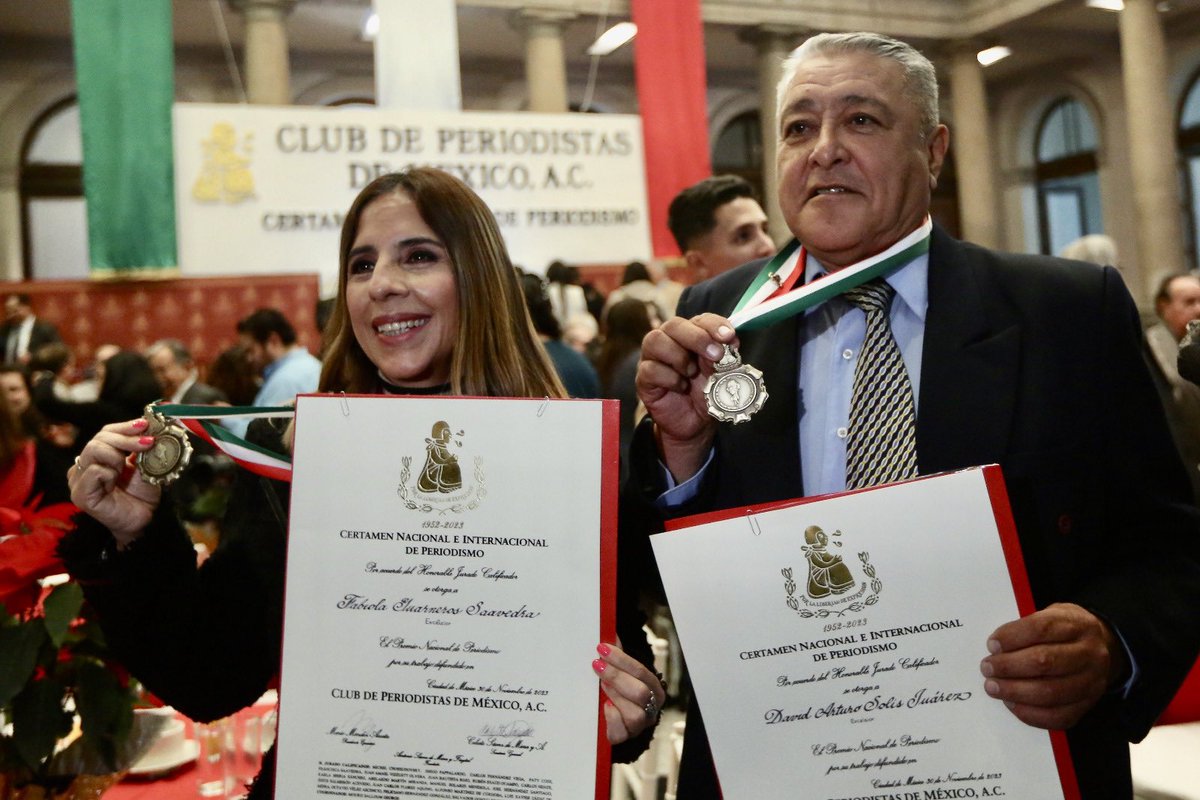 beltrandelrio's tweet photo. Mis queridos compañeros @Fabiguarneros y David Solís, en la ceremonia de premiación del Club de Periodistas. 

Foto: Karina Tejeda https://t.co/gzzNhz2RsE
