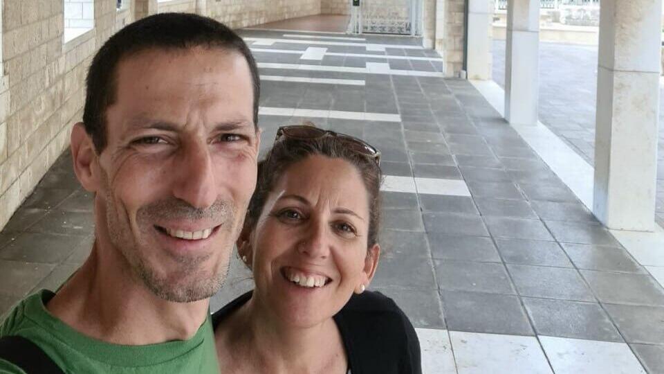 TRISTEZA: sólo un día después de ser liberada del cautiverio de Hamás dónde estuvo por 53 días, Liat recibió la trágica noticia de que su marido Aviv Atzili (49), que figuraba como desaparecido, fue asesinado el 7/10. La pareja tiene tres hijos. 'Aviv fue uno de los pilares de…