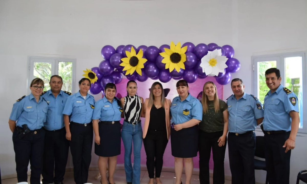 mninad86's tweet photo. Hoy celebramos la inauguración de la remodelación de la oficina con atención especializada en violencia de género e intrafamiliar en la Comisaría N°1 de #Neuquén.

#ConstruyendoPrevención https://t.co/4gUSPDrE9X