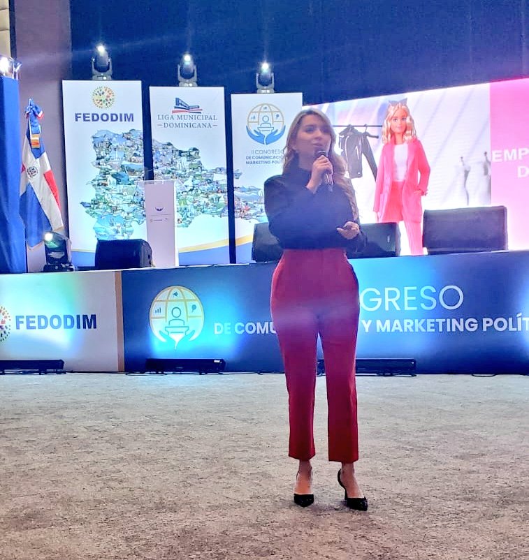 FEDODIMoficial's tweet photo. @mayrazetino concluye su exposición con tres "consejos de Barbie":
#1. Que nadie te diga que no puedes.
#2. Rodeate de personas que sumen.
#3. Tú puedes ser lo que quieras ser.
#MayraZetino
#CompolFedodim2023
#Cumbrecp #CompolRD https://t.co/sa0Qdpa2xW