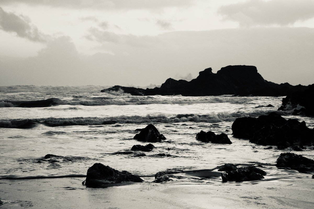 SineadBarry77's tweet photo. The Long Strand Castlefreke #thelongstrand #thelongstrandcastlefreke #castlefreke #beach #sea #sand #sky #clouds #waves #rocks #november #cork #ireland #canon #blackandwhite #filter @corkbeo @pure_cork @yaycork @CorkDaily @CravingCork @LovingCork https://t.co/UYf0afHdl6