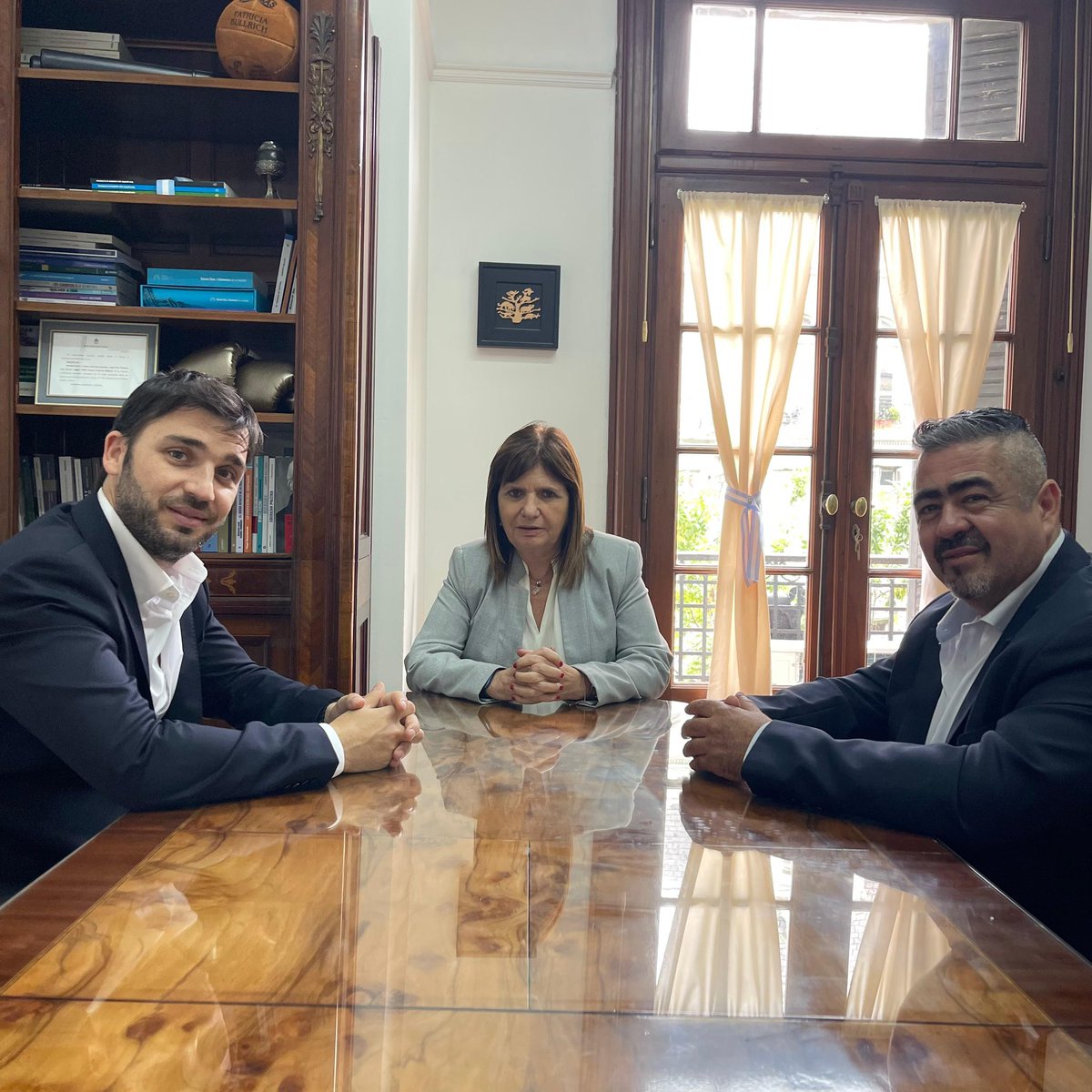 NachoTorresCH's tweet photo. Nos reunimos con @PatoBullrich junto a nuestro próximo ministro de Seguridad de la provincia, Héctor Iturrioz. Hablamos sobre diversos temas relacionados a Chubut y de la necesidad de una agenda de trabajo coordinada donde la seguridad será un eje central para la reconstrucción de la Argentina.
