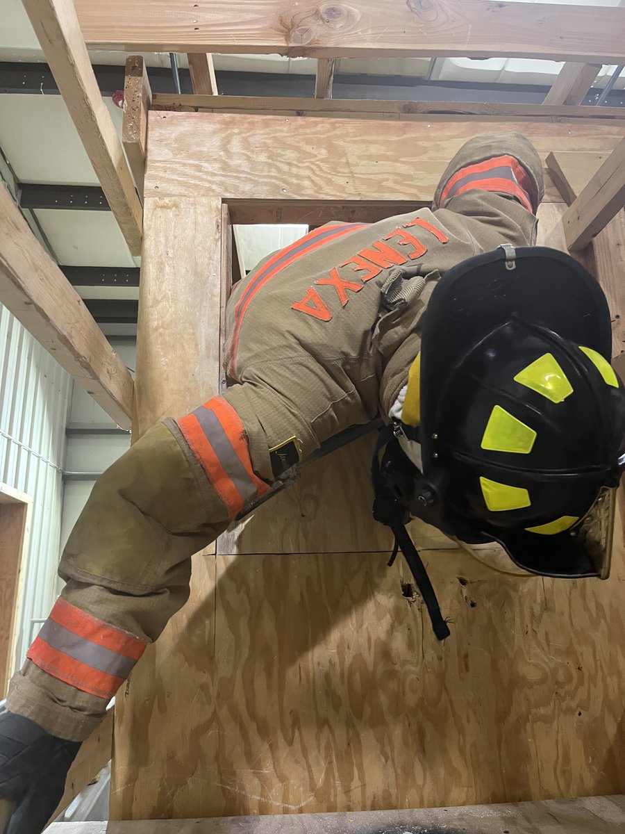 SMSDBLUEEAGLE's tweet photo. Fire science students practiced the basement drill today at CTC. https://t.co/cBijrF64RU