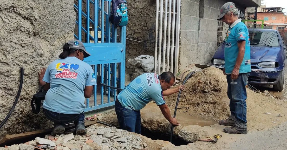 hidroven_ve's tweet photo. Cuadrilla de la #BRIPPAS en el callejón Pacheco del Atlántico sustituyen 110m de tubería de 25mm para atender a 22 familias, avería reportada a través de la #Venapp

 @NicolasMaduro
@RMarcoTorres
@minaguasoficial https://t.co/vey05Tt4lx