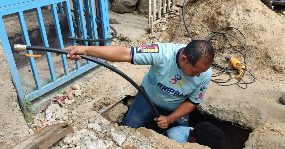 hidroven_ve's tweet photo. Cuadrilla de la #BRIPPAS en el callejón Pacheco del Atlántico sustituyen 110m de tubería de 25mm para atender a 22 familias, avería reportada a través de la #Venapp

 @NicolasMaduro
@RMarcoTorres
@minaguasoficial https://t.co/vey05Tt4lx
