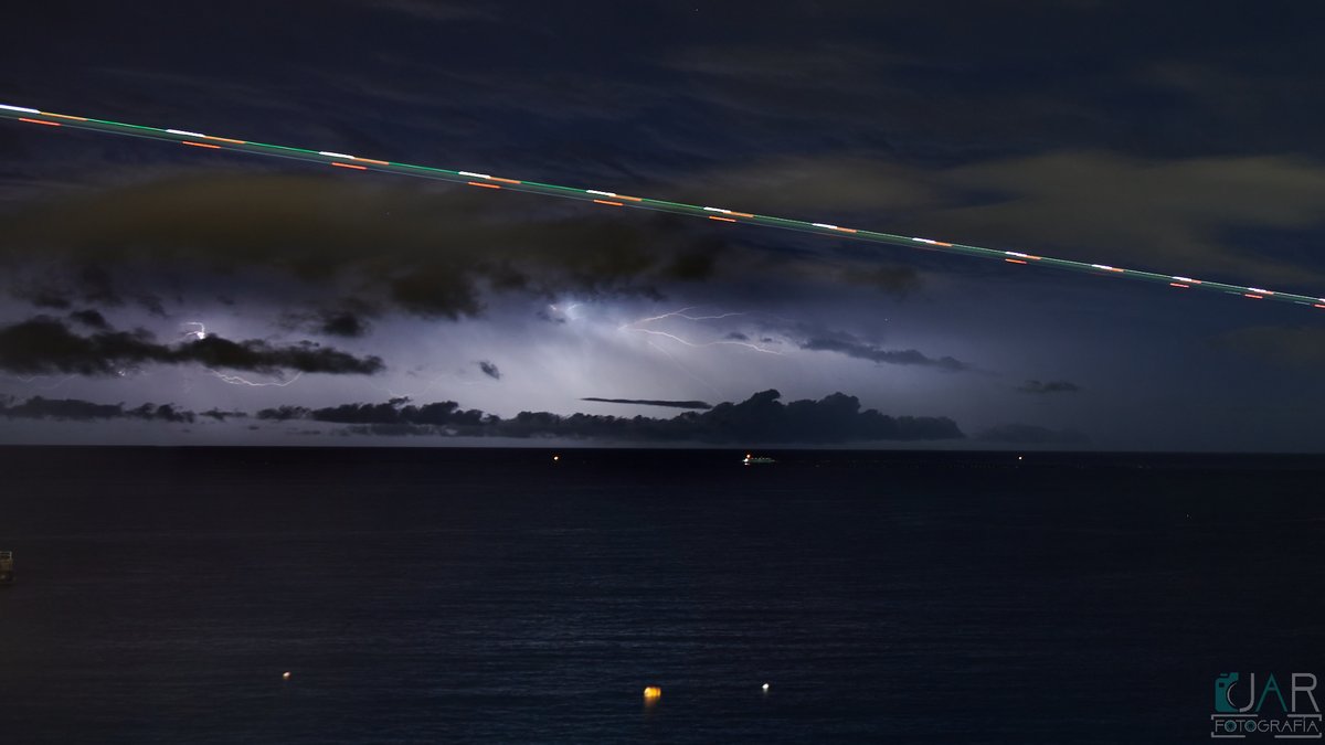 Noche de tormentas en Gran Canaria
( senda de avión en final a pista 21R del <a href="/AeropuertoGC/">Aeropuerto G.Canaria</a> )
<a href="/tiempobrasero/">Tutiempo</a>
<a href="/TiempoRTVC/">El Tiempo RTVC</a>
<a href="/VickyPalmaMeteo/">Vicky Palma</a>
<a href="/meteogc/">Meteo y paisajes Gran Canaria</a>
<a href="/lasextameteo/">La Sexta Meteo</a>
@canarias_es
<a href="/AGMCan/">AGMC - Actualidad Geográfica-Meteorológica de 🇮🇨</a>
<a href="/meteoGCcom/">meteograncanaria.com</a>
<a href="/TiempoRTVC/">El Tiempo RTVC</a>
<a href="/AEMET_Canarias/">AEMET Canarias</a>