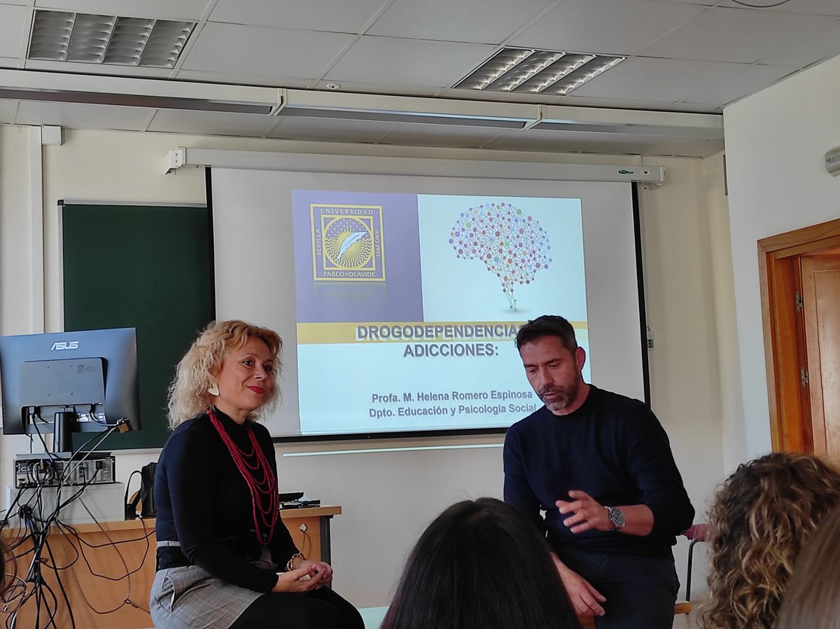 maryhelenroes's tweet photo. Hace unos días trabajamos las adicciones en 2° de Educación Social en UPO.

Enfermedad que sufren muchas personas y que necesita atención profesional.

Junto a Javier desarrollamos tratamientos integrales de recuperación y reinserción. Hay salida. 
#SinAdicciones #VivirEnLibertad https://t.co/OAIbT0bgQR