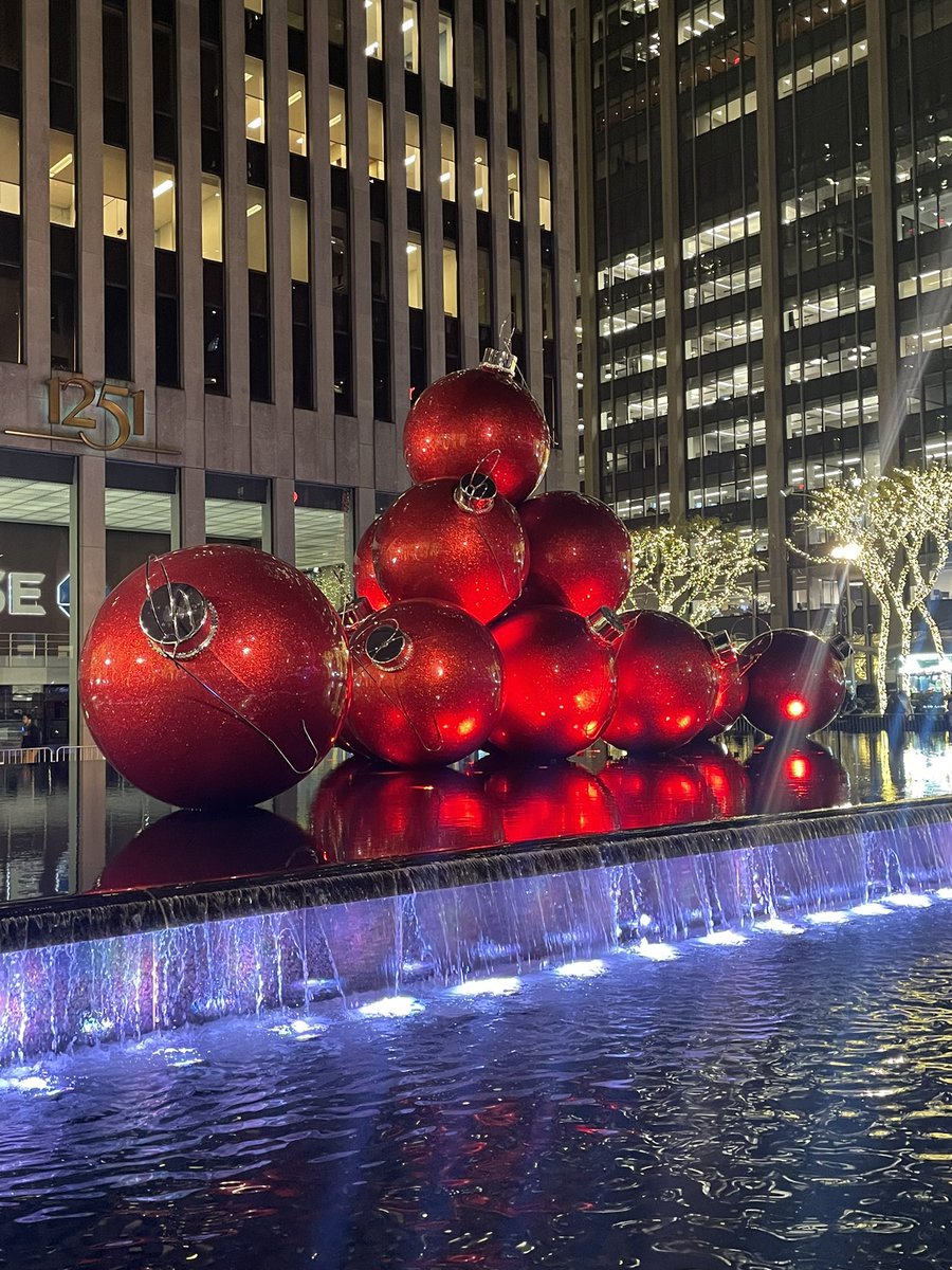 RobertsTrvlTips's tweet image. Nothing more magical than walking around NYC during Christmas! #ChristmasInRockefellerCenter