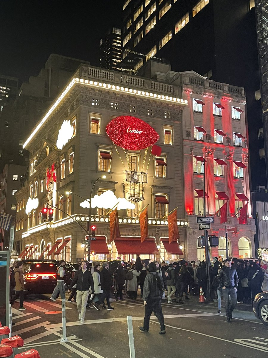 RobertsTrvlTips's tweet image. Nothing more magical than walking around NYC during Christmas! #ChristmasInRockefellerCenter