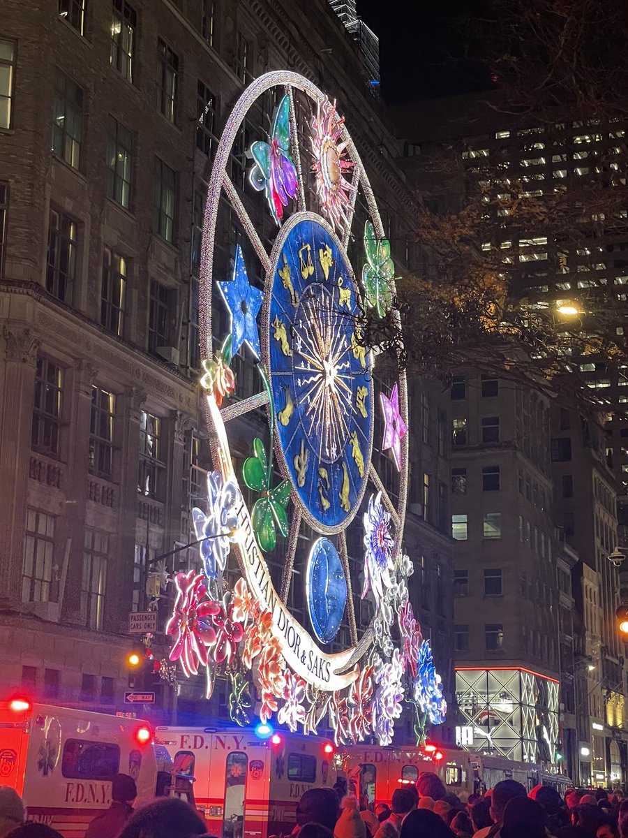 RobertsTrvlTips's tweet image. Nothing more magical than walking around NYC during Christmas! #ChristmasInRockefellerCenter