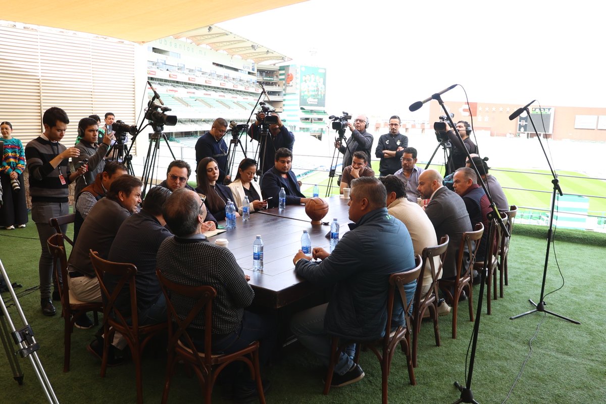 ClubSantos's tweet photo. Esta tarde tuvimos la presencia de medios de comunicación donde participaron en una mesa de diálogo con el Presidente del Consejo de Administración de Orlegi Sports @Irarragorri y nuestro Presidente Ejecutivo @dantelizalde.  🎙️⚔️

Les comparto los detalles más importantes. #PrimeroGuerrero