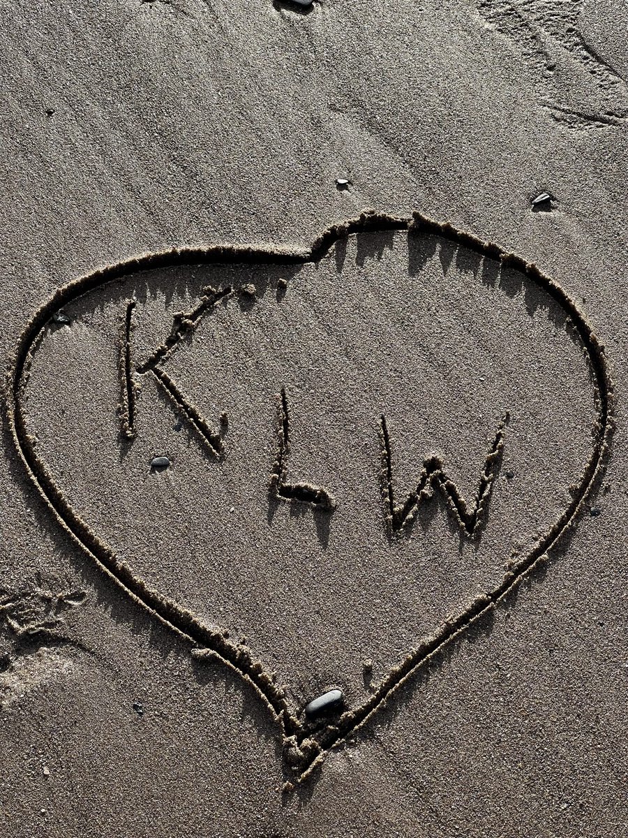 wapple15's tweet photo. One last shot at the #NovemberShapeChallenge from 2 beaches in Wales. 🏴󠁧󠁢󠁷󠁬󠁳󠁿 https://t.co/lmvRnRWNT5