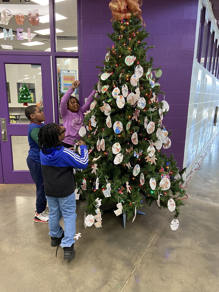 MaryKateVice1's tweet photo. We had fun adding our ornaments to the BP Christmas tree❤️💚 #BPinspired https://t.co/WJAc3IZFwy