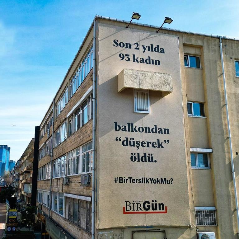 TBWA/İstanbul, #BirGünGazetesi için 
“İntihar mı,Cinayet mi?” projesiyle Kristal Elma’nın 8 büyük ödülünden birinin sahibi oldu.

“Son 2yılda 93 #kadın balkondan “düşerek”öldü. #BirTerslikYokMu?”
Şüpheli #kadıncinayetleri dikkat çekmek için bir ters balkon enstalasyonu kurulmuştu