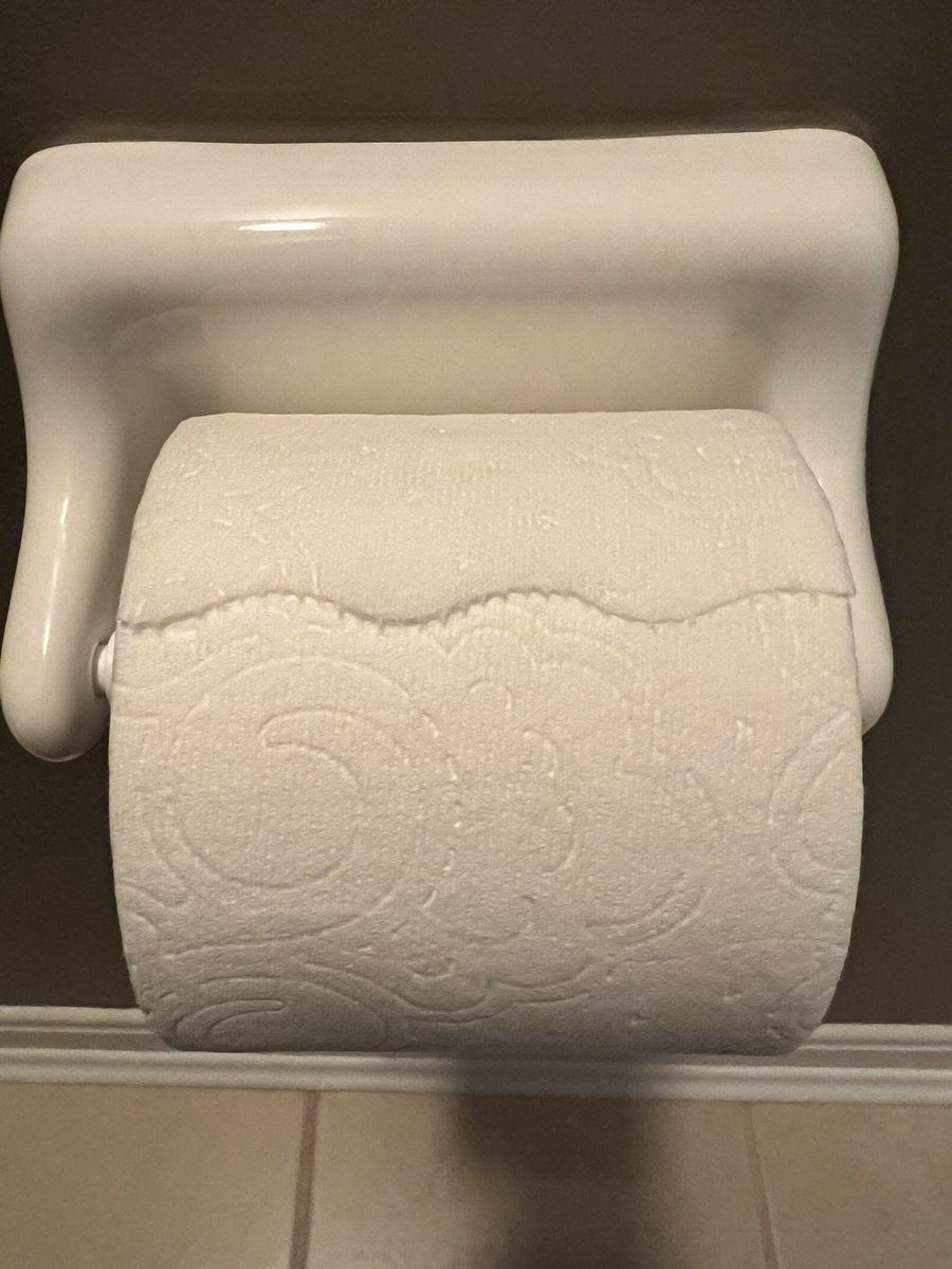 ZetteBrowne's tweet photo. @Charmin has spoken with the scalloped edge. TP always should be over. Why make such a pretty edge if you would never see it under?! #overnotunder https://t.co/qj4q737GMj