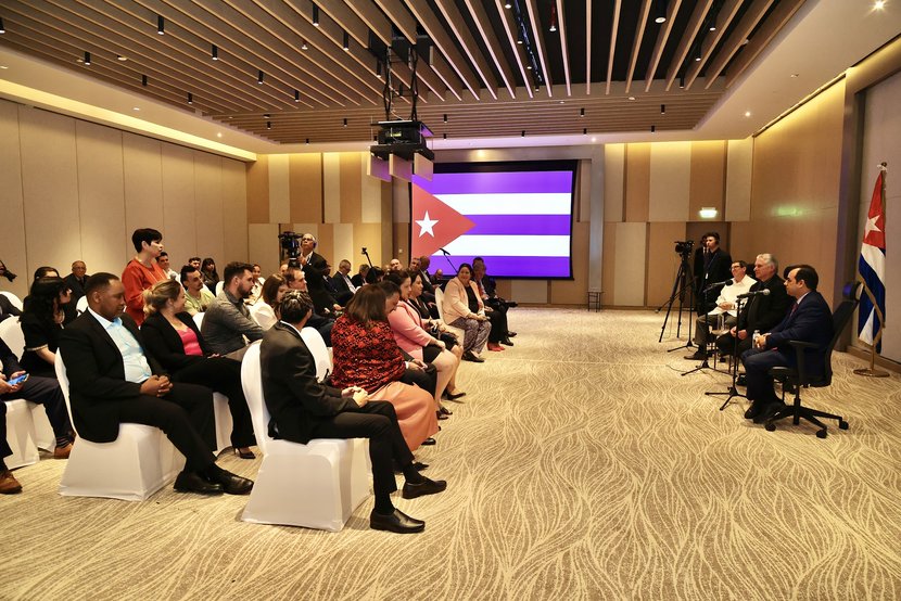 Que los hijos de #Cuba, estén donde estén, se sientan parte de la Patria. <a href="/DiazCanelB/">Miguel Díaz-Canel Bermúdez</a> sostuvo en #Dubái un encuentro con representantes de la comunidad de cubanos residentes en #EmiratosÁrabesUnidos. #DíazCanelEnEAU #JuntosXCuba presidencia.gob.cu/es/noticias/qu…