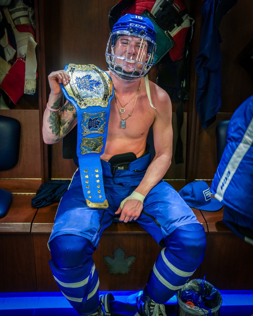 MapleLeafs's tweet photo. Fishbowl Flex https://t.co/y5sfPl2050