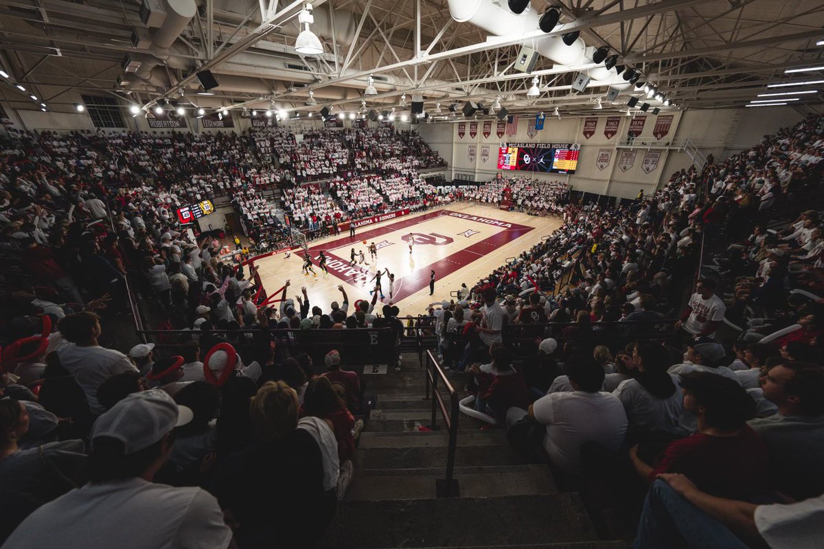 OU_MBBall's tweet photo. Fill(ed) the Field House ⚡️

#BoomerSooner ☝️ https://t.co/QbflUN7QkD