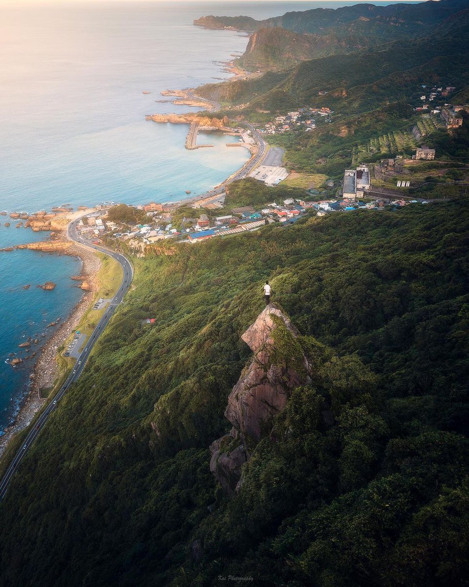 The fragrance of rice flowers tells of a good harvest, and the sound of frogs sounds.