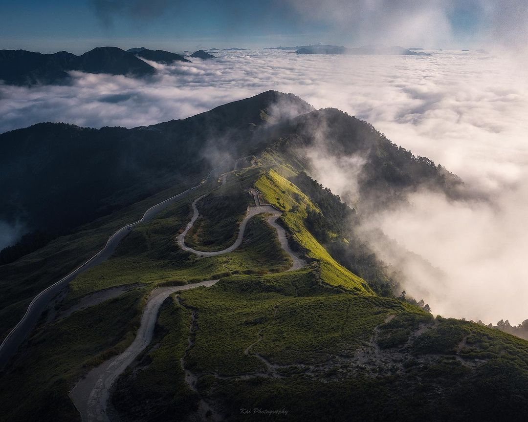 Enjoy the romantic moment and cherish daily life.