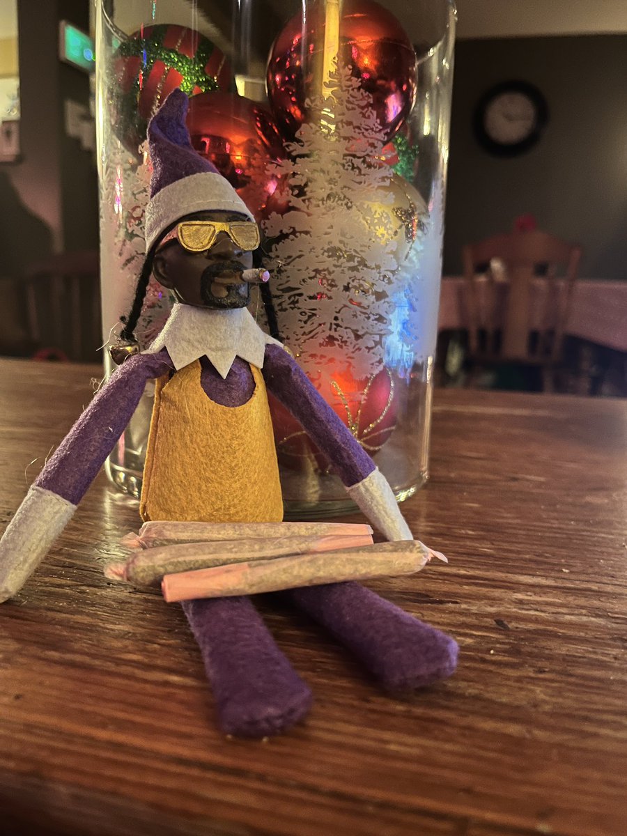 Snoop on a Stoop watching the <a href="/Lakers/">Los Angeles Lakers</a> game. Rolled up some sticky icky First Class Funk by <a href="/holymtncannabis/">holymountaincannabis</a> and papers by <a href="/Blazy_Susan/">Blazy Susan</a>.