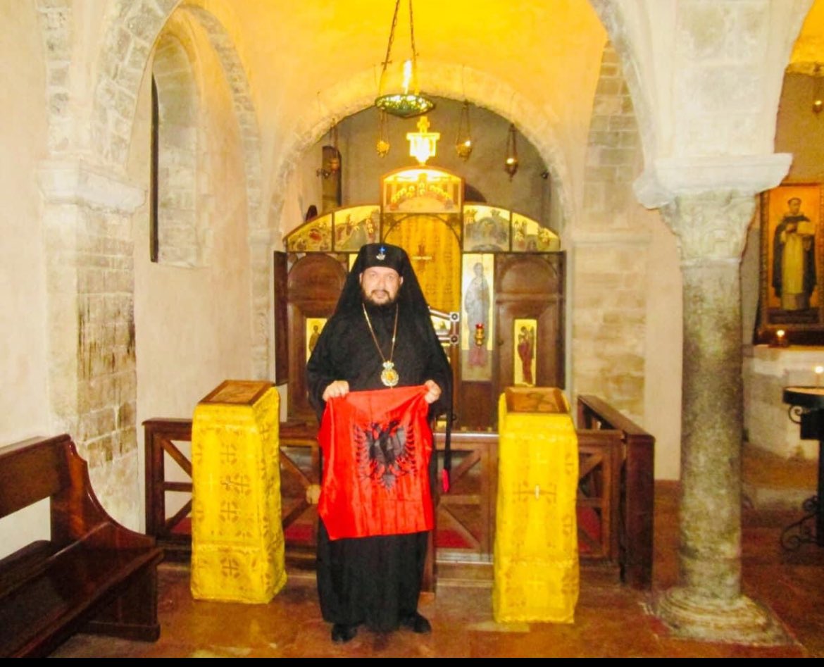 swordofepirus's tweet photo. Alejandro Greco ky prift nëjse vendos me u kthye në 🇦🇱 duhet tna përfaqsoi ne ☦️ Arbnor jo Janullatos. si mundet në kishën e Fan Nolit nuk është mbajtur kurrë një meshë për të për papa kristo negovanin. Po shkojmë për kishat e Elbasanit se kena drakulën janullatos prift në tiranë https://t.co/rLu8QdOKBA