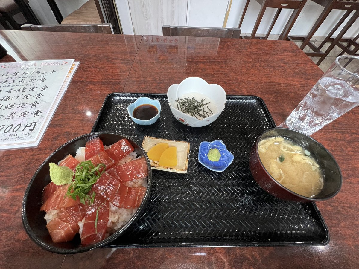 5198a23361ce499's tweet photo. 居魚屋 洋楼や（めしや）@伊勢佐木長者町

山かけ漬けまぐろ丼

ふらりと惹かれて入ったが満足 https://t.co/jyLnh5EisO