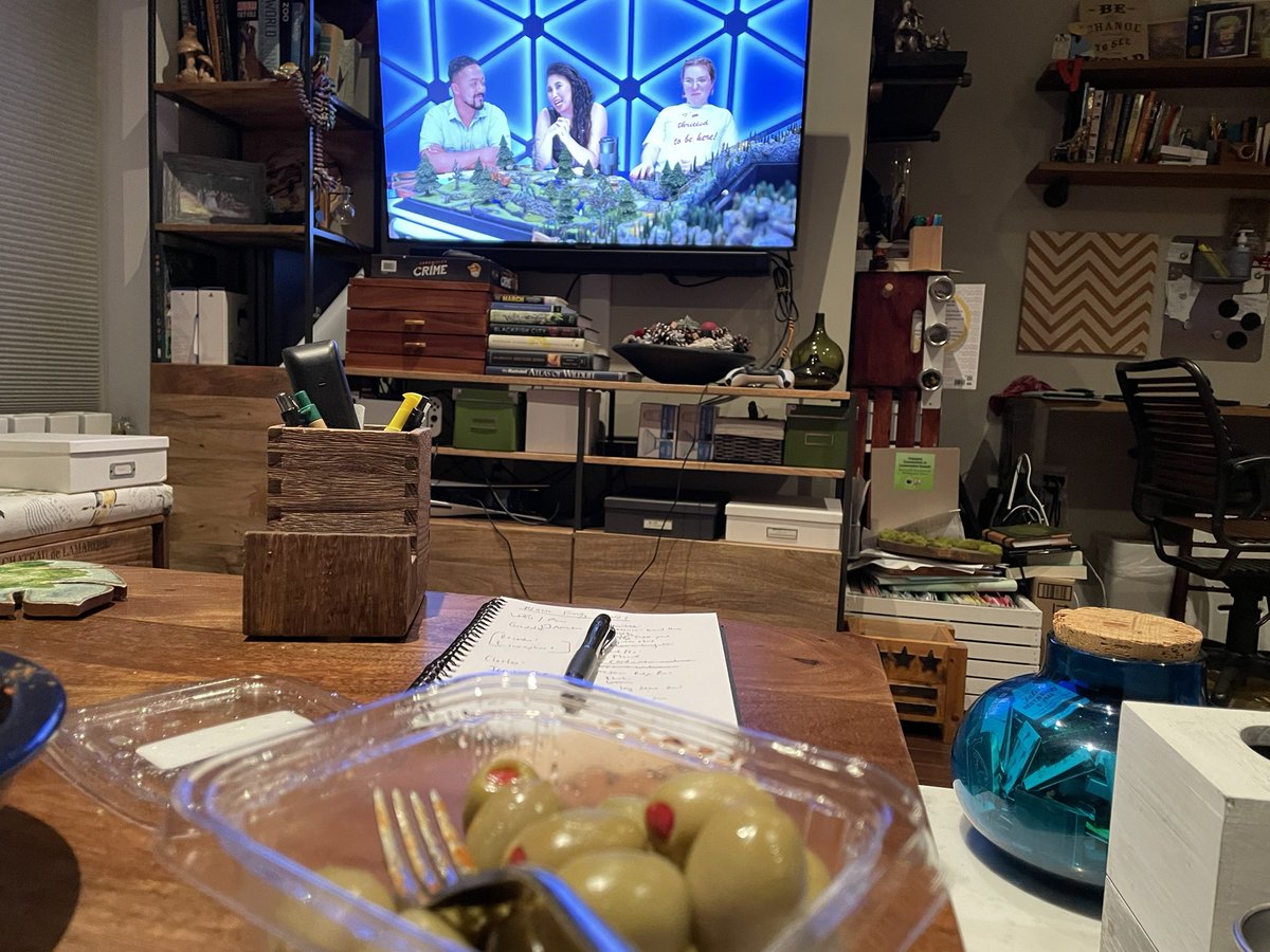 generationwild's tweet image. Thank you Erika @erikaishii  for the inspiration - raw dogging some olives while catching up on Adventuring Party on @dropout @dimension20show Burrow’s End.