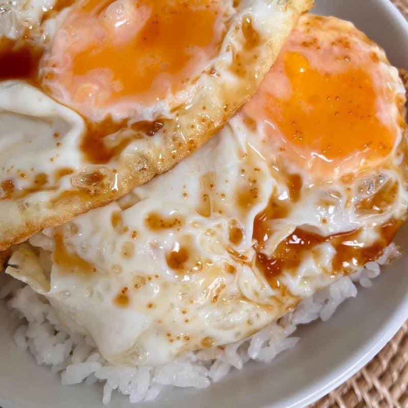 niumwong's tweet photo. ต้นเดือนจ่ายหนีเงินเดือนก็หมดแล้วปะ🤣
แค่มีข้าวสวยร้อนๆ ไข่ดาว พร้อมกับซอสผสมไข่ปลาคอด หวานฉ่ำ ~ เข้ากับไข่ดาวได้ดี 

#englot #HenryKissinger #INNOBRANDxENGLOT #JujutsuKaisen #milkyway https://t.co/XrIrTDRPGA